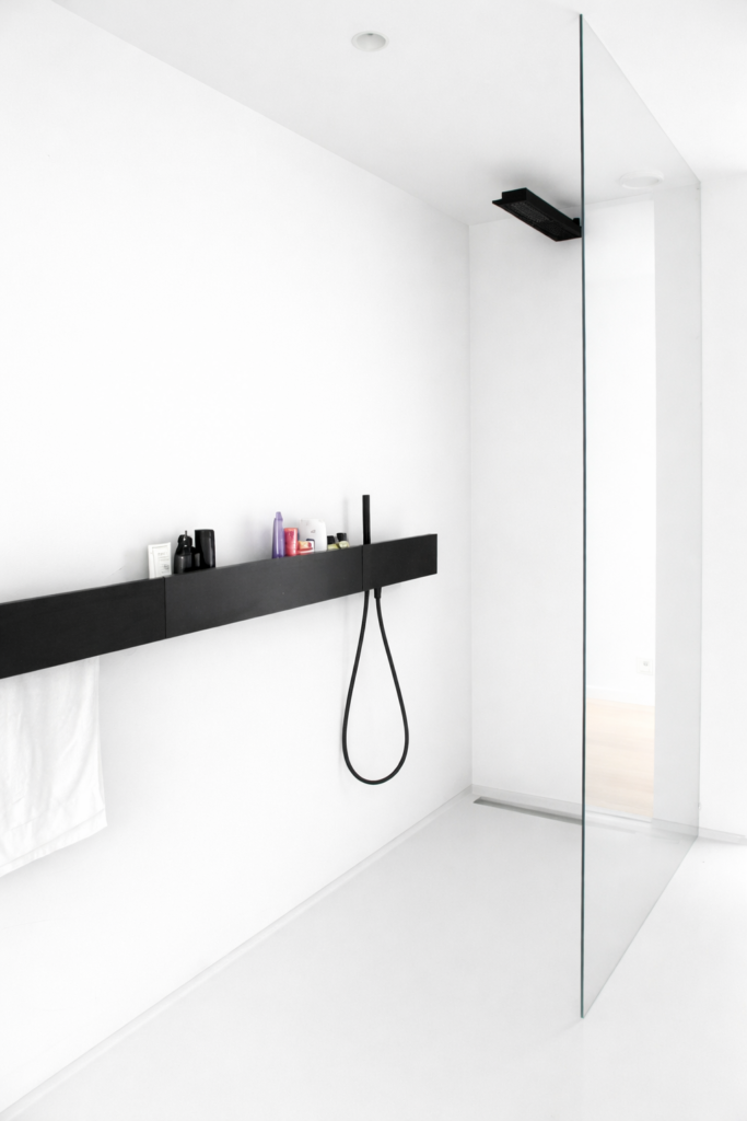 Box doccia walk-in in vetro su misura a Legnano con pareti RAL 9010