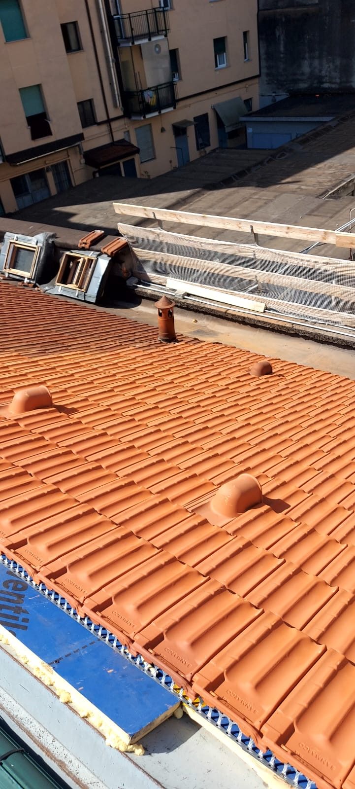 Tetto rifatto con tegole nuove e sistema Stiferite, cantiere Gama Milano
