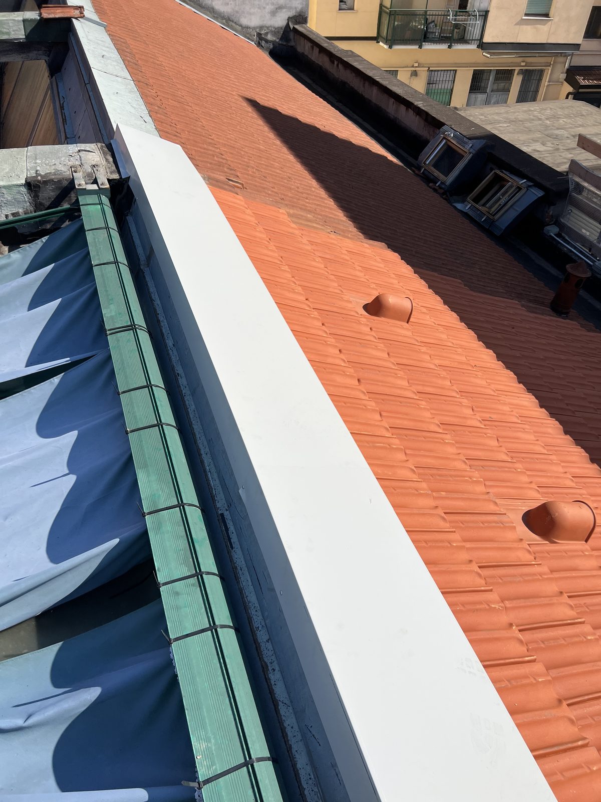 Lattoneria, scossaline e tegole di un tetto rifatto da Gama Milano