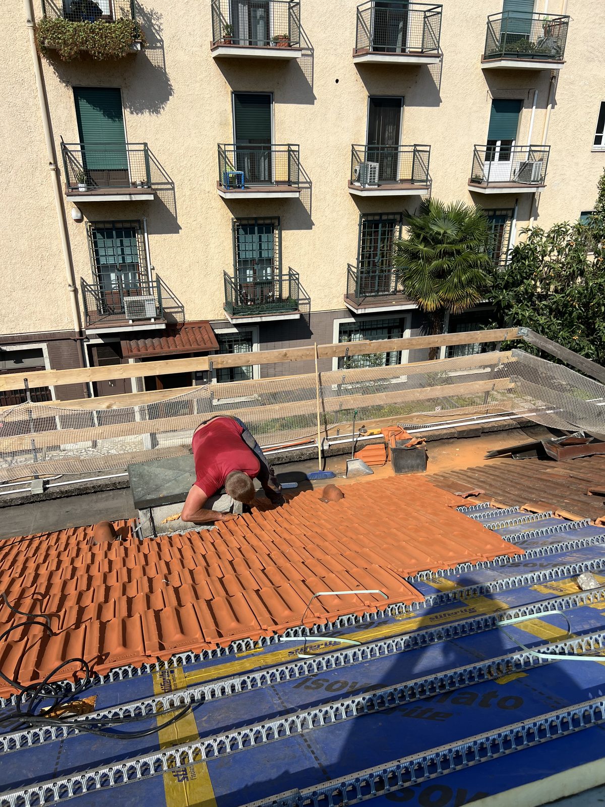 Posa del sistema Stiferite Isoventilato su un tetto, cantiere Gama Milano