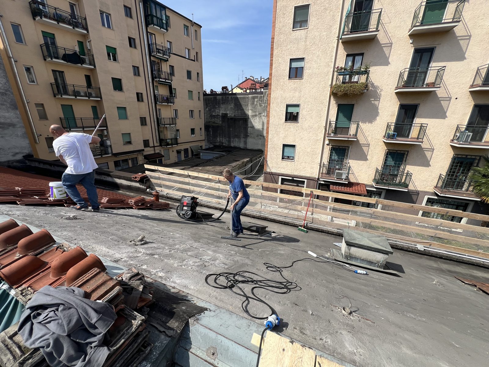 Smontaggio della copertura esistente, cantiere Gama Milano