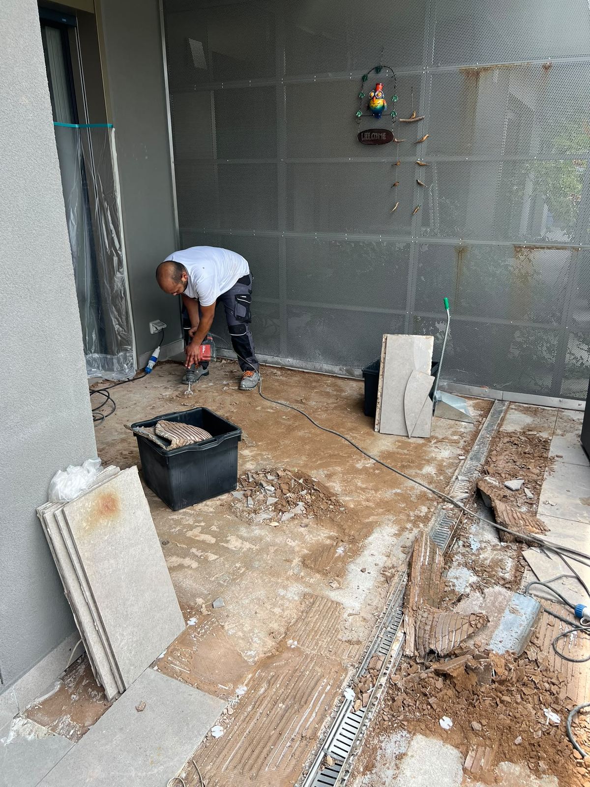 Demolizione del vecchio pavimento del terrazzo durante una ristrutturazione a Milano