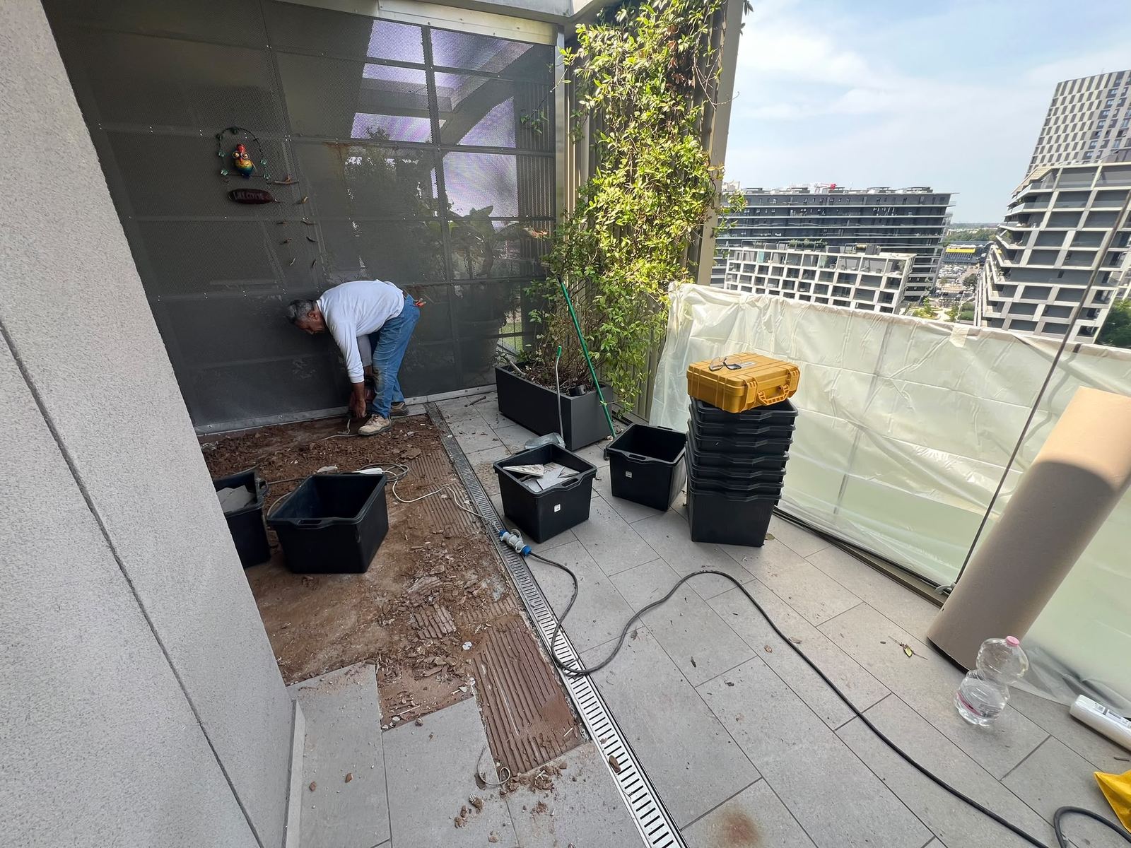 Chi siamo Gama Milano: operaio Gama Milano al lavoro in cantiere a Milano