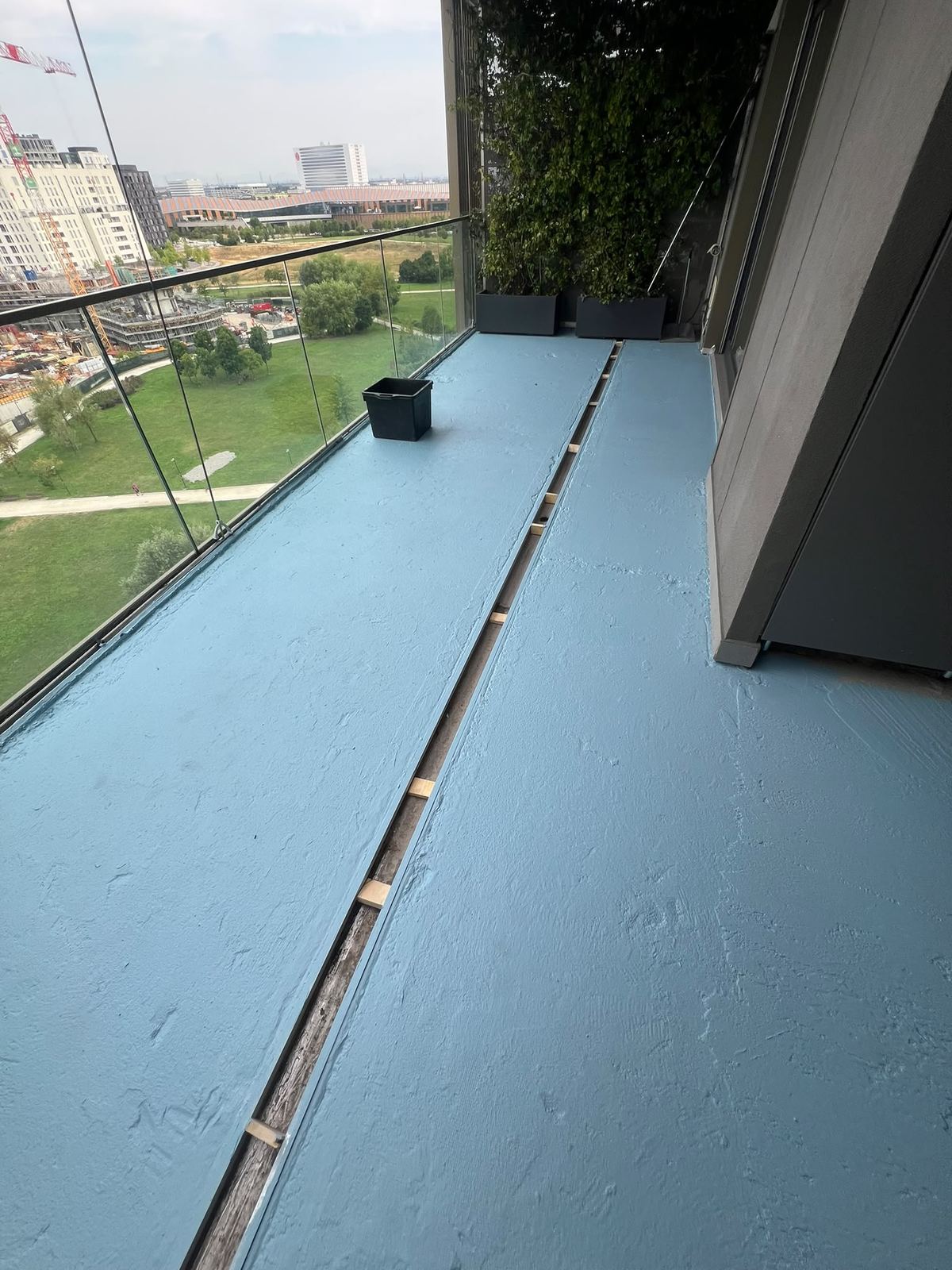 Guaina liquida impermeabilizzante applicata su un terrazzo a Milano prima della posa del pavimento