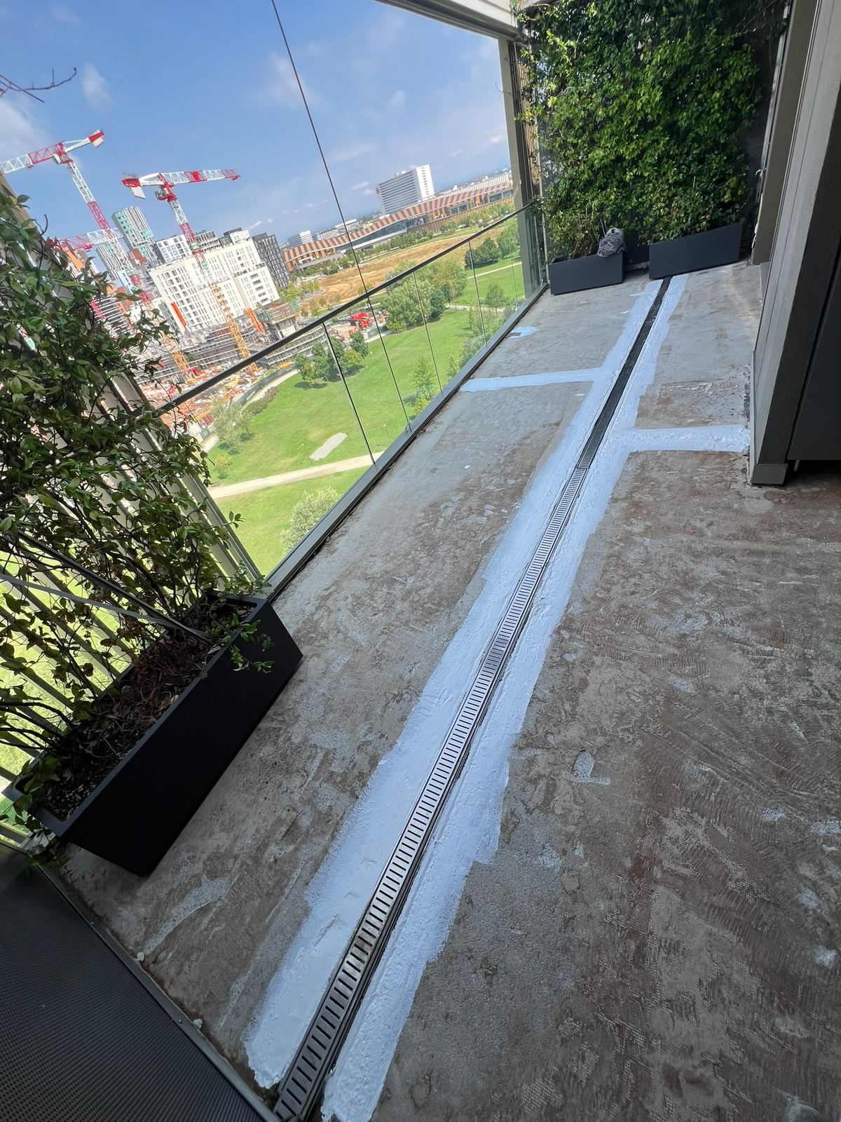 Impermeabilizzazione della canalina di scolo con guaina liquida su terrazzo Milano