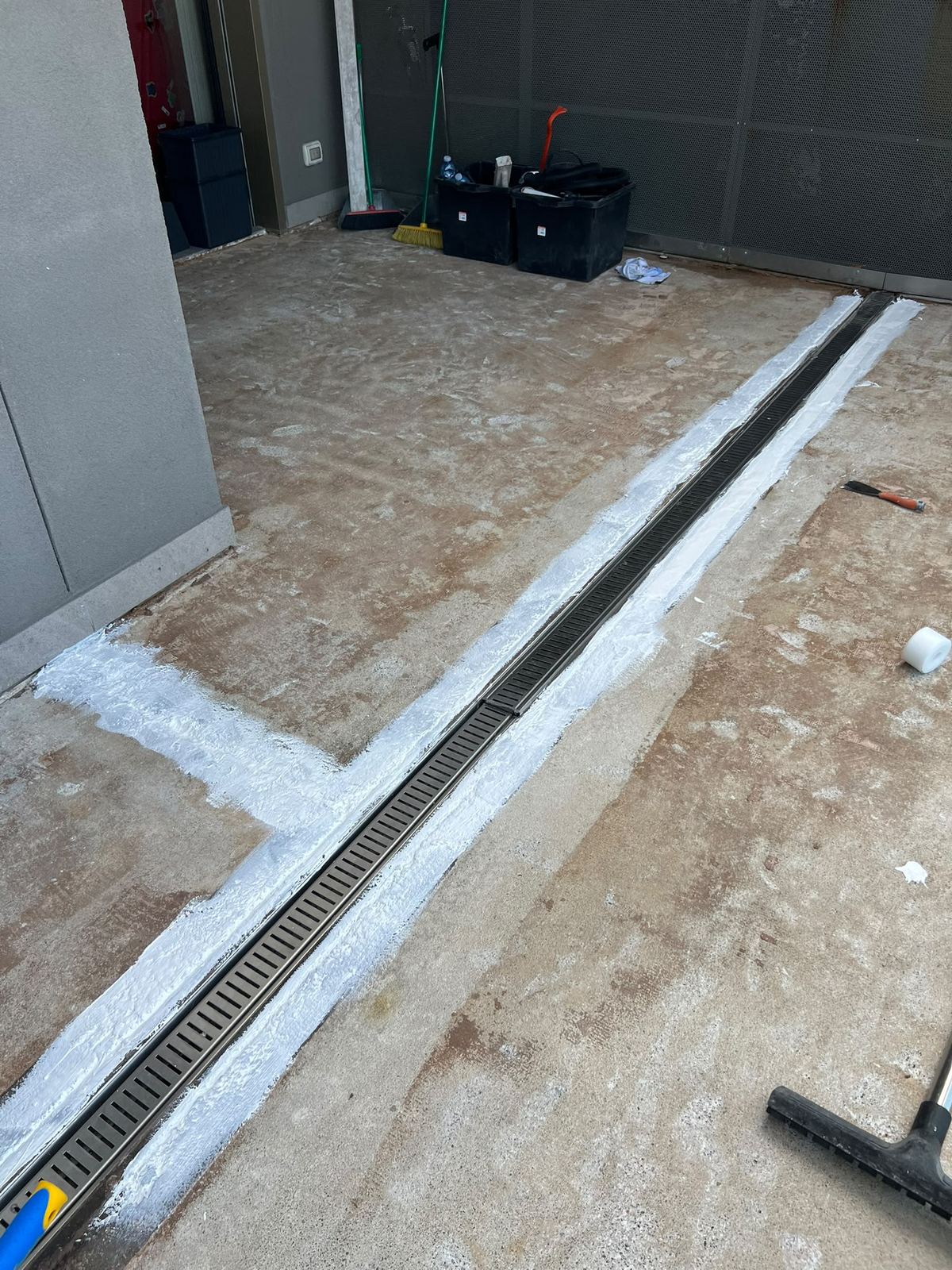 Dettaglio della canalina di scolo impermeabilizzata su terrazzo a Milano