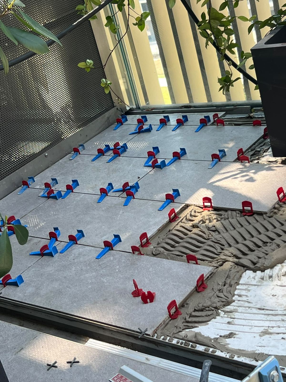 Posa di piastrelle su terrazzo con sistema di livellamento e collante Kerakoll