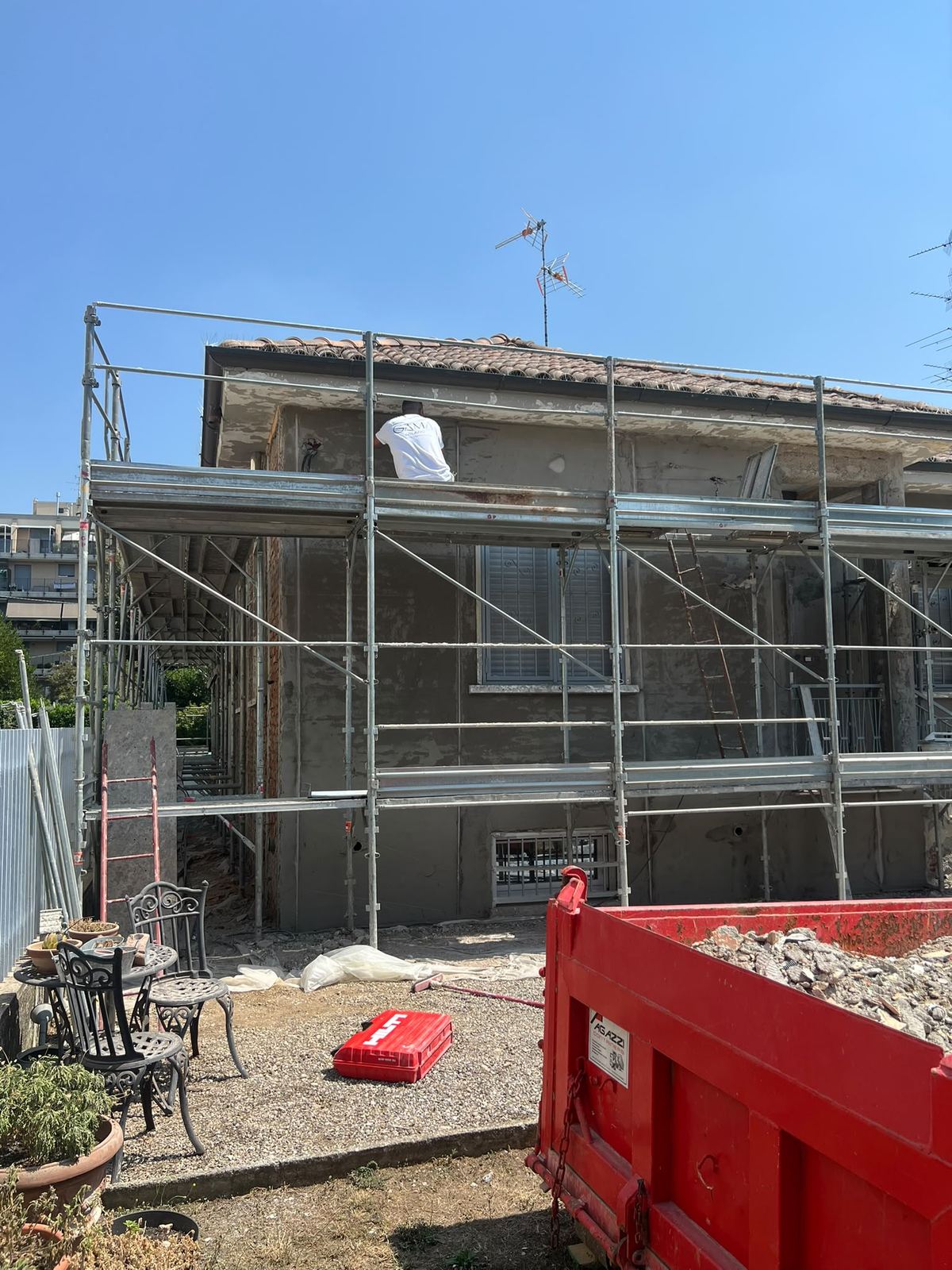 Operaio Gama Milano applica il rasante sulla facciata durante il cantiere