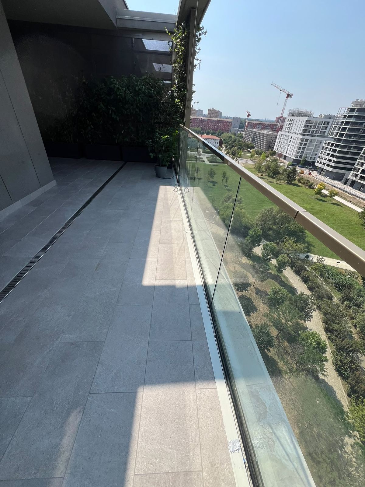 Terrazzo ristrutturato a Milano, zona Cascina Merlata, con vista sul parco