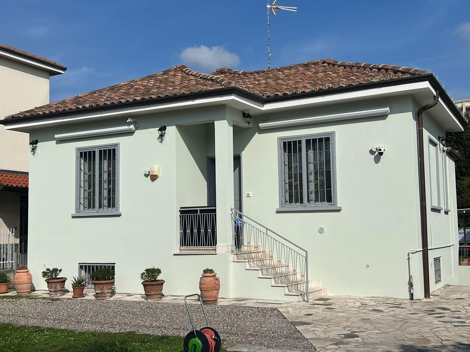 Facciata ultimata con tinteggiatura al quarzo color verde chiaro a Milano