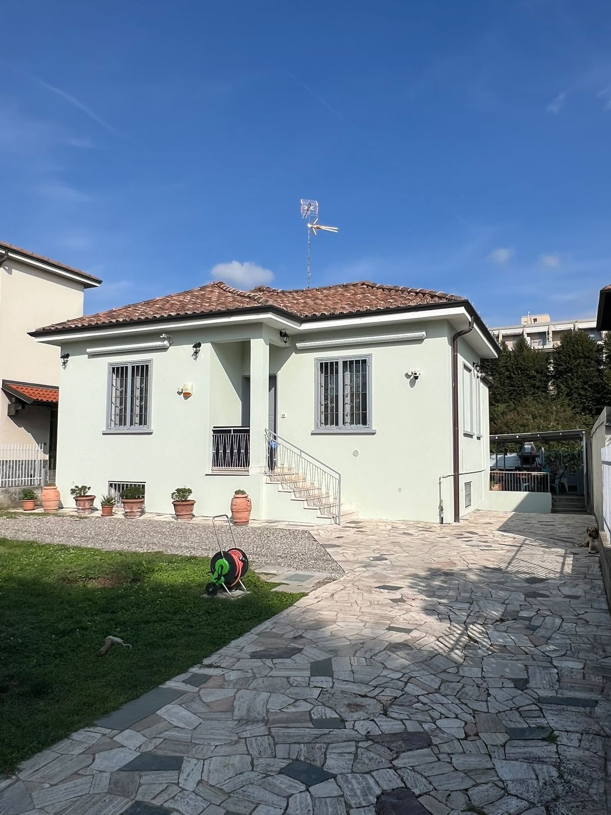 Facciata della villa completata con finitura al quarzo, vista frontale